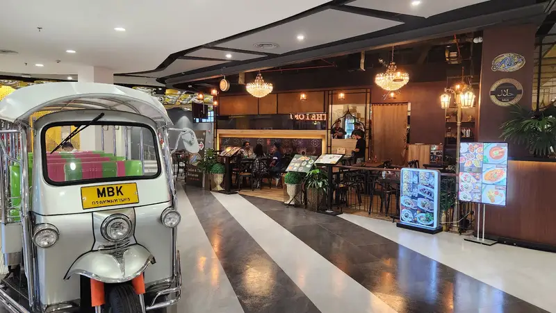 Entrance with a tuk-tuk in the MBK Center walkway